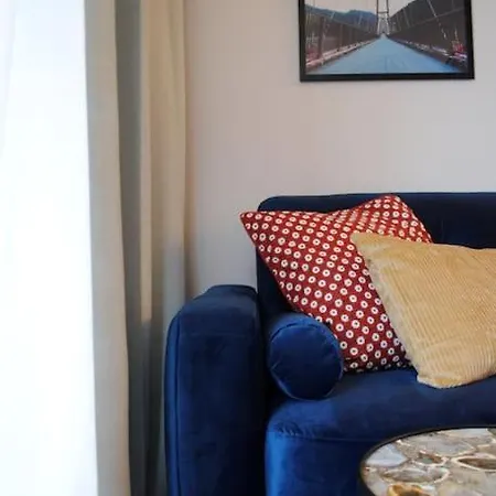 Art Marina Nad Rzeka Z Bezplatnym Parkingiem Vratislav