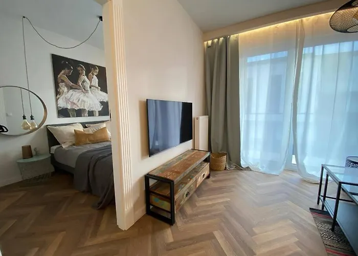 Art Marina Nad Rzeka Z Bezplatnym Parkingiem Breslavia