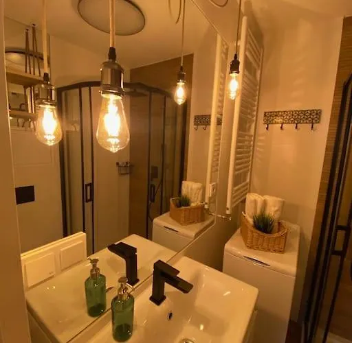 Art Marina Nad Rzeka Z Bezplatnym Parkingiem *